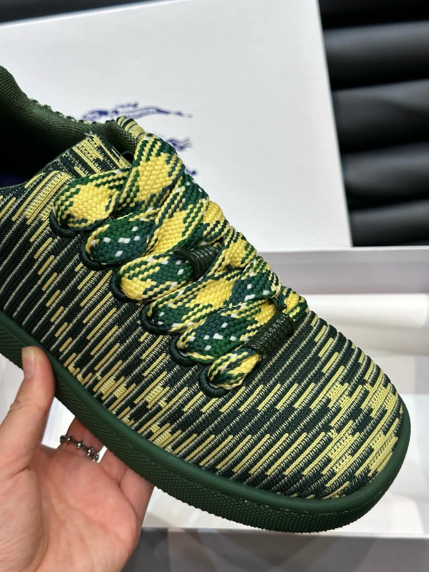 Factory price: 458💰Burberry Box series👫 Thick-soled casual sports shoes for couples, cool sneakers and bread shoes, purchased and developed from the original version, the top version of Box series sports shoes, made of original plaid/knitted fabric, embellished with EKD embossing. Made of mesh lining, the laces are decorated with metal coils, the rubber sole is decorated with the Burberry letter logo, and the original molded 3.5CM two-color T men's shoe 💰U outsole! Code number: 35-45 (35-45 customized)